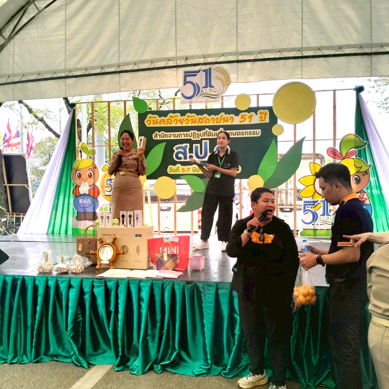 title - คณะทำงานฝ่ายติดตามประเมินผลการจัดงาน วันคล้ายวันสถาปนาสำนักงานการปฏิรูปที่ดินเพื่อเกษตรกรรม (ส.ป.ก.) ครบรอบ 51 ปี เปิดตั้งจุดให้ผู้ร่วมงานได้ร่วมสนุก เล่นเกมส์ และตอบแบบประเมินผลการจัดงาน ผ่านระบบออนไลน์